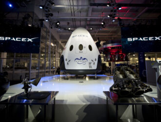 Компания SpaceX презентовала пилотируемый многоразовый корабль Dragon V2