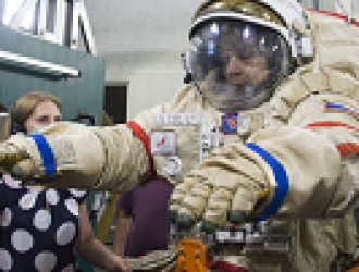 Тренировка по комплексу средств шлюзования и работе в скафандре