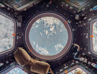 В дополнение к трещинам ещё и каверны на иллюминаторах