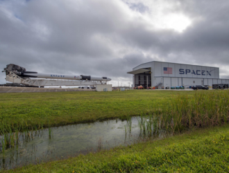 РН Falcon-9 с кораблем Cargo Dragon вывезена на старт