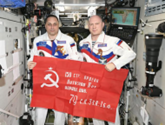 Побывавшую в космосе копию Знамени Победы передадут Музею космонавтики