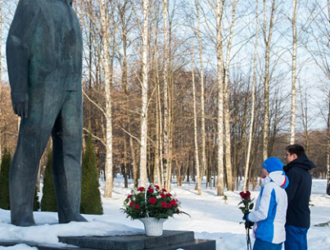 Представители Роскосмоса и отряда космонавтов посетили мемориал в деревне Новосёлово
