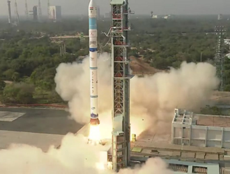Индия с помощью новой ракеты вывела на орбиту три спутника