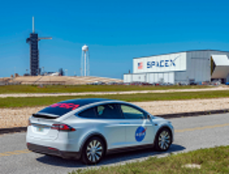 Астронавтов НАСА на стартовую площадку доставит внедорожник Tesla
