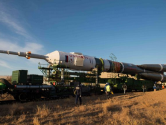 Ракета-носитель с пилотируемым кораблем «Союз МС-17» установлена на старте