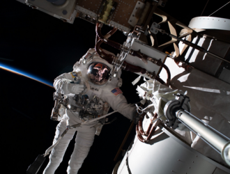Американские космонавты вышли в открытый космос