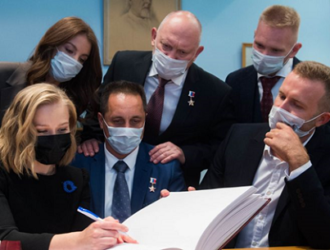 Экипажи МКС-66 поддержали многолетние предполетные традиции