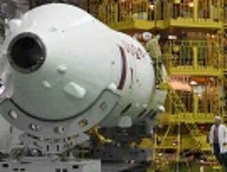 Накатка головного обтекателя на корабль «Союз МС-14»