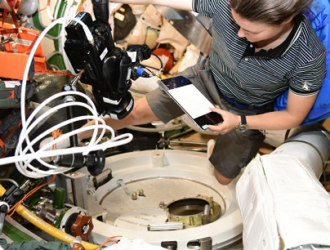 Космонавты на МКС изучают слоистые атмосферные структуры