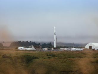 Ракета RS1 установлена в вертикальное положение