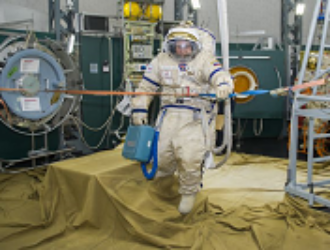 Алексей Овчинин принимает участие в послеполётных научных экспериментах