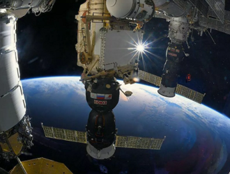 Экипаж МКС заделывает трещину в российском модуле
