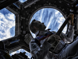 Сергей Корсаков впервые сыграл на электрогитаре в космосе