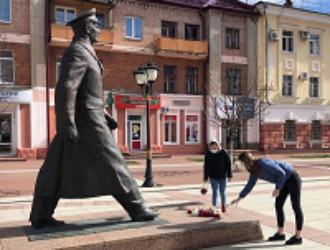 Волонтеры возложили цветы к памятнику Юрию Гагарину в Брянске