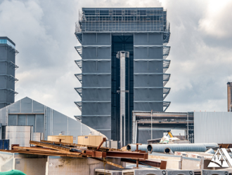 Команды SpaceX продолжают работы с ускорителями Super Heavy