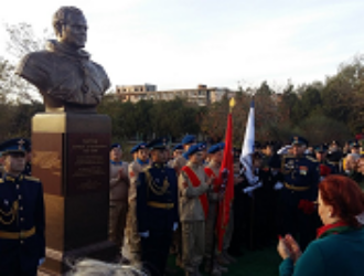 В Евпатории открыли памятник Герману Титову