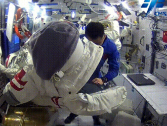 На китайской станции началась подготовка к выходу в открытый космос