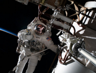 Американские космонавты вышли с МКС в открытый космос для монтажа солнечных батарей