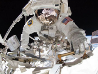 Американские астронавты вышли в открытый космос