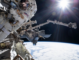 Астронавты вышли в открытый космос