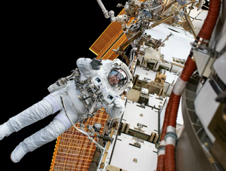 На МКС используют ватные тампоны для поиска утечки в российском модуле