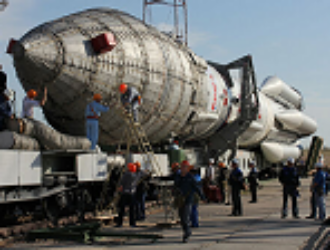 «Протон-М» с метеоспутником вывезли на стартовый комплекс Байконура