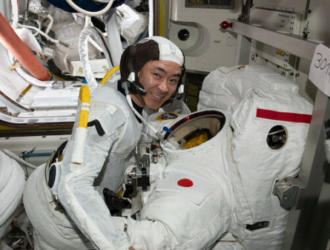 Японский и французский космонавты приступили к работе в открытом космосе
