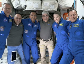 Endurance пристыковался к МКС. Космонавты перешли на борт станции