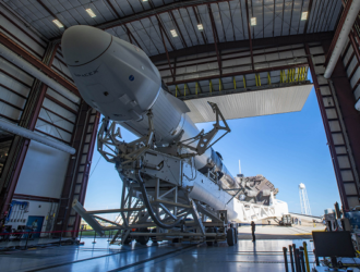 Ракету Falcon 9 с кораблём Cargo Dragon второго поколения вывезли на стартовую площадку