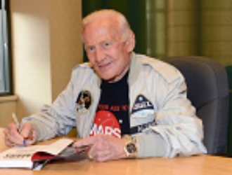 Базз Олдрин: SpaceX высадит человека на Луну раньше НАСА