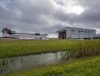 РН Falcon-9 с кораблём Crew Dragon выкатили на стартовую площадку