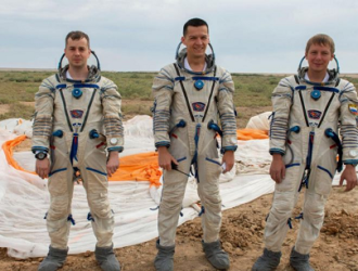 Первый условный экипаж готовится к ночевке в пустыне