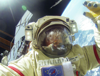 Российские космонавты вышли в открытый космос