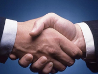 Космонавтам запретили рукопожатия и объятия на Земле