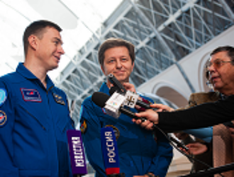 Будущий экипаж МКС не контактировал с заболевшими коронавирусом — источник