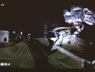 Китайские космонавты совершили выход в открытый космос