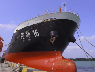 Судно «Сюй Ян 16» с новой ракетой-носителем «Чанчжэн-8» прибыло в Вэньчан