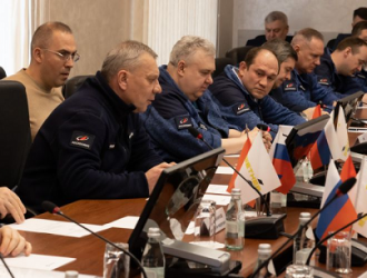 Юрий Борисов осмотрел поточную линию производства спутников проекта «Сфера»
