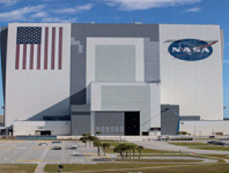 НАСА перекрашивает свой 10-этажный логотип-флаг на VAB