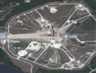 Снимок из космоса: РН Falcon-9 с кораблем Crew Dragon на стартовом комплексе