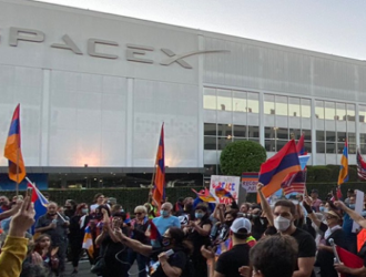 У штаб квартиры SpaceX в Хоторне проходят протесты против запуска SpaceX турецкого спутника