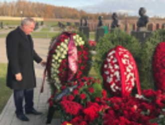 Дмитрий Рогозин возложил цветы к могиле Алексея Леонова