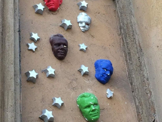 Просто космос: Гагарин и звезды украсили окно на Дегтярной улице Санкт-Петербурга