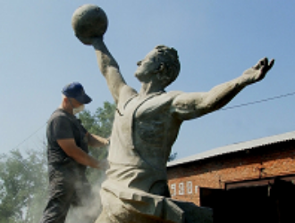 Памятник покорителю космоса вернут на вокзал в Ангарске