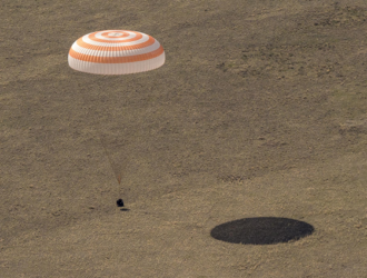 Спускаемый аппарат корабля “Союз МС-18” успешно приземлился в Казахстане