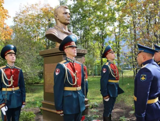 Памятник Гагарину открыли в щелковском лицее № 14