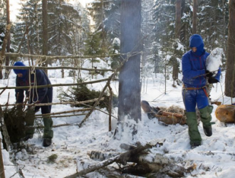 Космонавты продолжают отрабатывать навыки выживания в заснеженном лесу