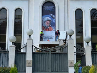 На посольстве России в Мадриде появился портрет Гагарина