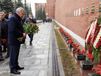 Глава Роскосмоса возложил цветы к мемориалу Юрия Гагарина у Кремлевской стены