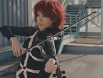 Линдси Стирлинг исполнила лунную «Артемиду» на крыше здания NASA